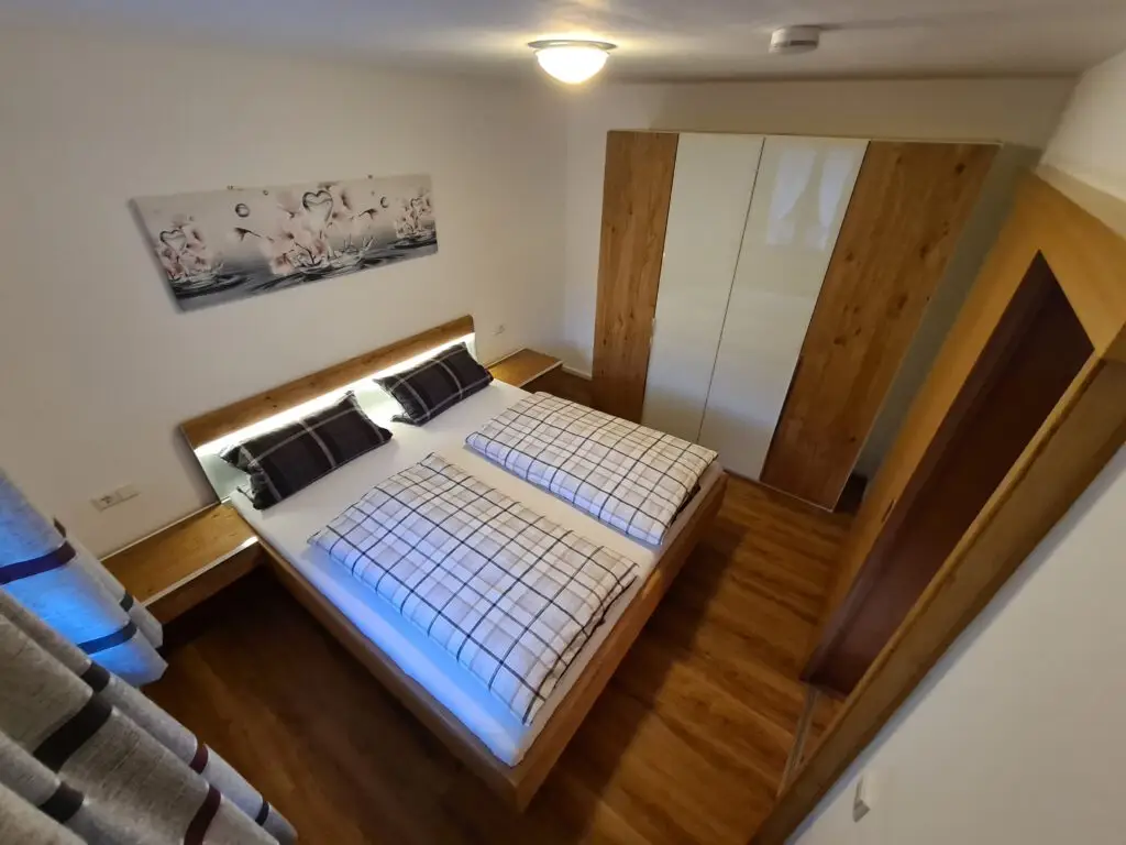 Schlafzimmer der Ferienwohnung Hocheder mit Doppelbett
