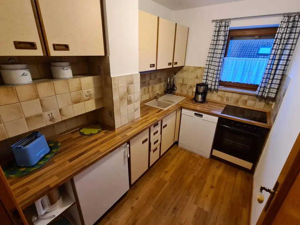 Voll ausgestattete Küche der Ferienwohnung Hocheder

