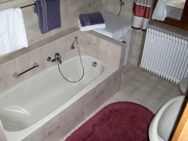 Badezimmer mit Badewanne und Dusche in der Ferienwohnung Hocheder

